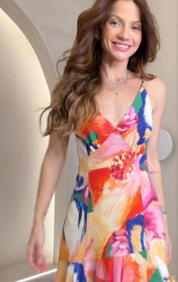 Vestido de alças com estampa floral colorida