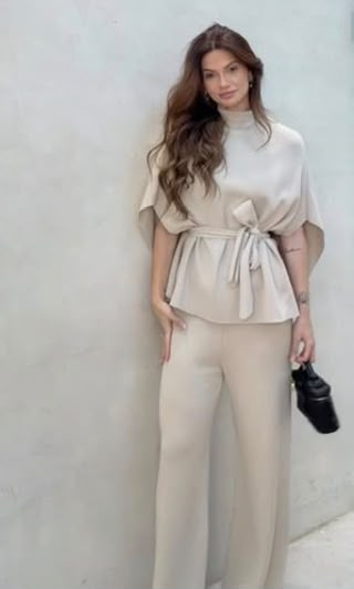 Conjunto bege de blusa com amarração e calça pantalona