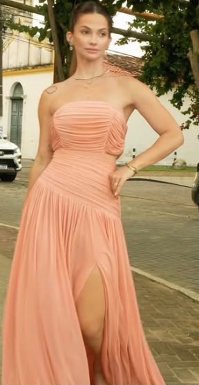 Vestido longo tomara que caia na cor pêssego, com fenda