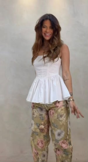 Blusa branca peplum com calça de estampa floral